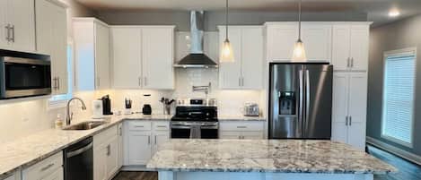 Frigorifero, microonde, forno, piano cottura