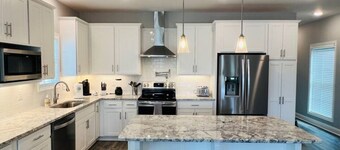 Luxury Medical District Home, EV Charger, Gated #7