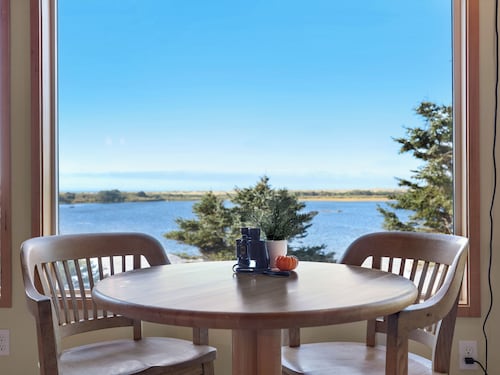 Beachside & Lakefront Hideaway- Captivating Views