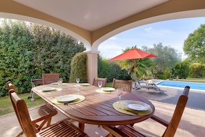 Outdoor dining - House for 6 - Pool and relaxation (Talmont-Saint-Hilaire)