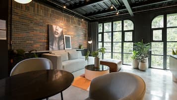 Cobertura design, 1 cama Queen, vista para a montanha | Área de estar | Smart TV 40 polegadas com canais a cabo, serviços de streaming