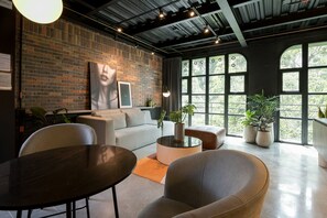 Design-Penthouse, 1 Queen-Bett, Bergblick | Wohnbereich | 40-Zoll-Smart-TV mit Kabelempfang, Streaming-Dienste