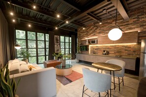 Design Loft | Living area | 40-inch Smart TV with cable channels, streaming services - Edificio Meridiano (Medellín)