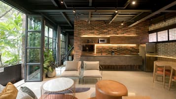 Loft premium | Cozinha privada | Geladeira grande, micro-ondas, fogão, cafeteira/chaleira