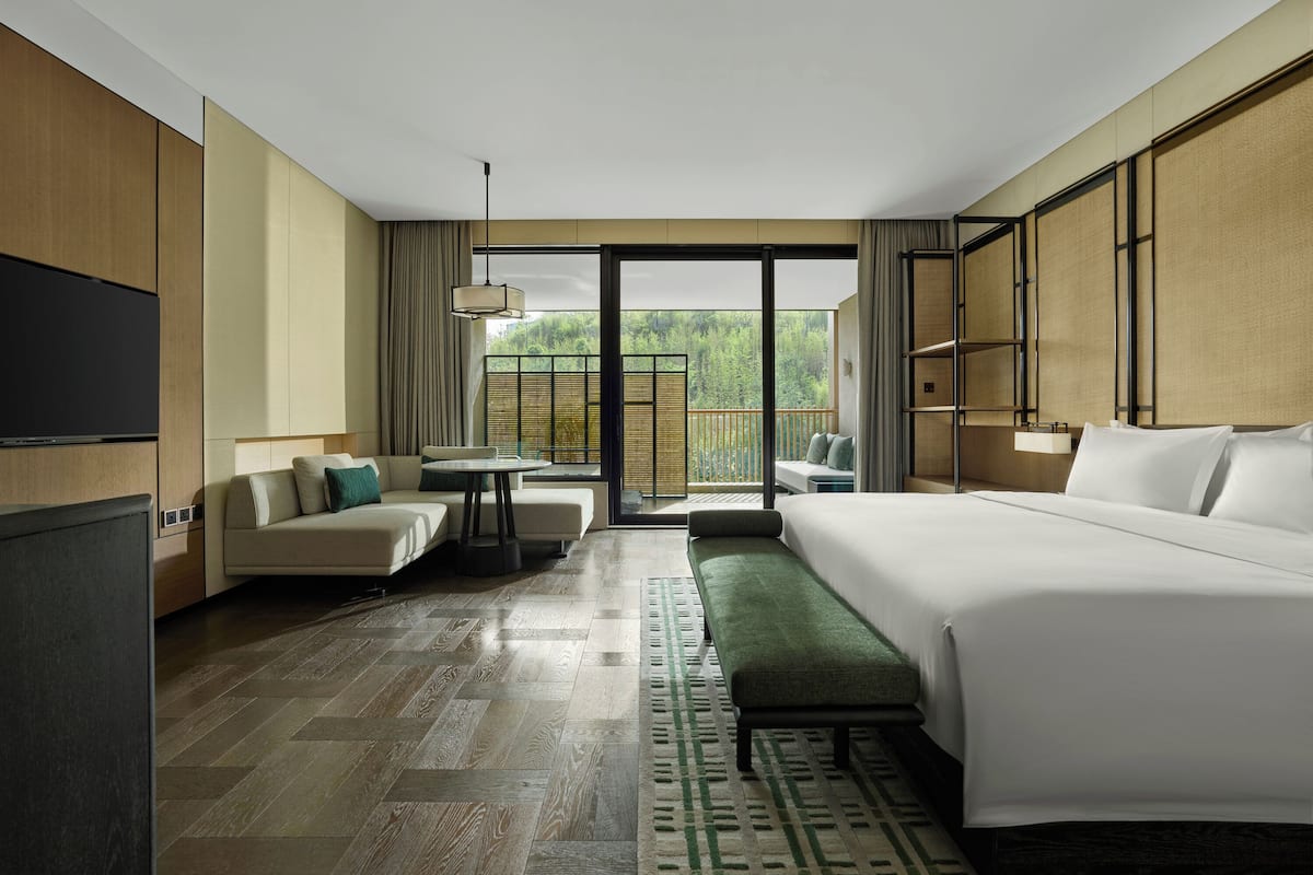 1 bedroom, premium bedding, down comforters, pillowtop beds