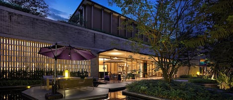 2 restaurants, breakfast, lunch, dinner served; Thai cuisine