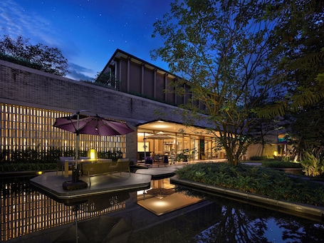 2 restaurants, breakfast, lunch, dinner served; Thai cuisine