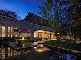 2 restaurantes, se sirven desayunos, comidas, cenas y cocina tailandesa