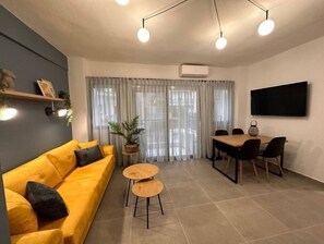 Een televisie en een kantoor