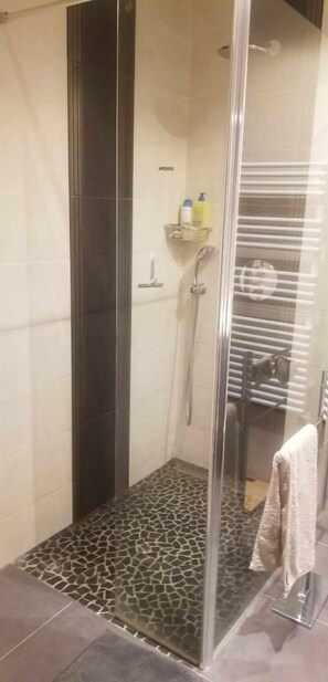 Dusche, Haartrockner, Bidet, Handtücher