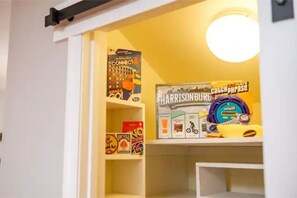 Interior - Mountain Veiws, Hot Tub,Treehouse,Gameroom, Child playroom, pet friendly (Verona)