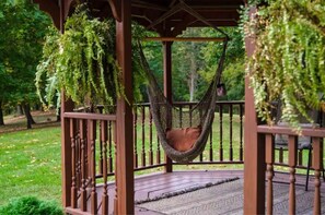 Property grounds - Mountain Veiws, Hot Tub,Treehouse,Gameroom, Child playroom, pet friendly (Verona)