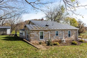 Exterior - Luxury Farm Cottage, Hot Tub, Sauna,Massage,Shenandoah Views, pet friendly (Weyers Cave)