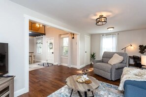 Smart TV, fireplace, books - Luxury Farm Cottage, Hot Tub, Sauna,Massage,Shenandoah Views, pet friendly (Weyers Cave)