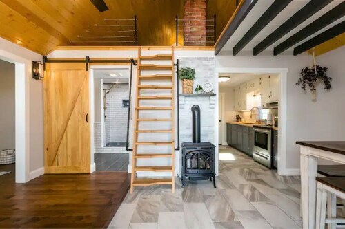 Luxury Farm Cottage, Hot Tub, Sauna,Massage,Shenandoah Views, pet friendly