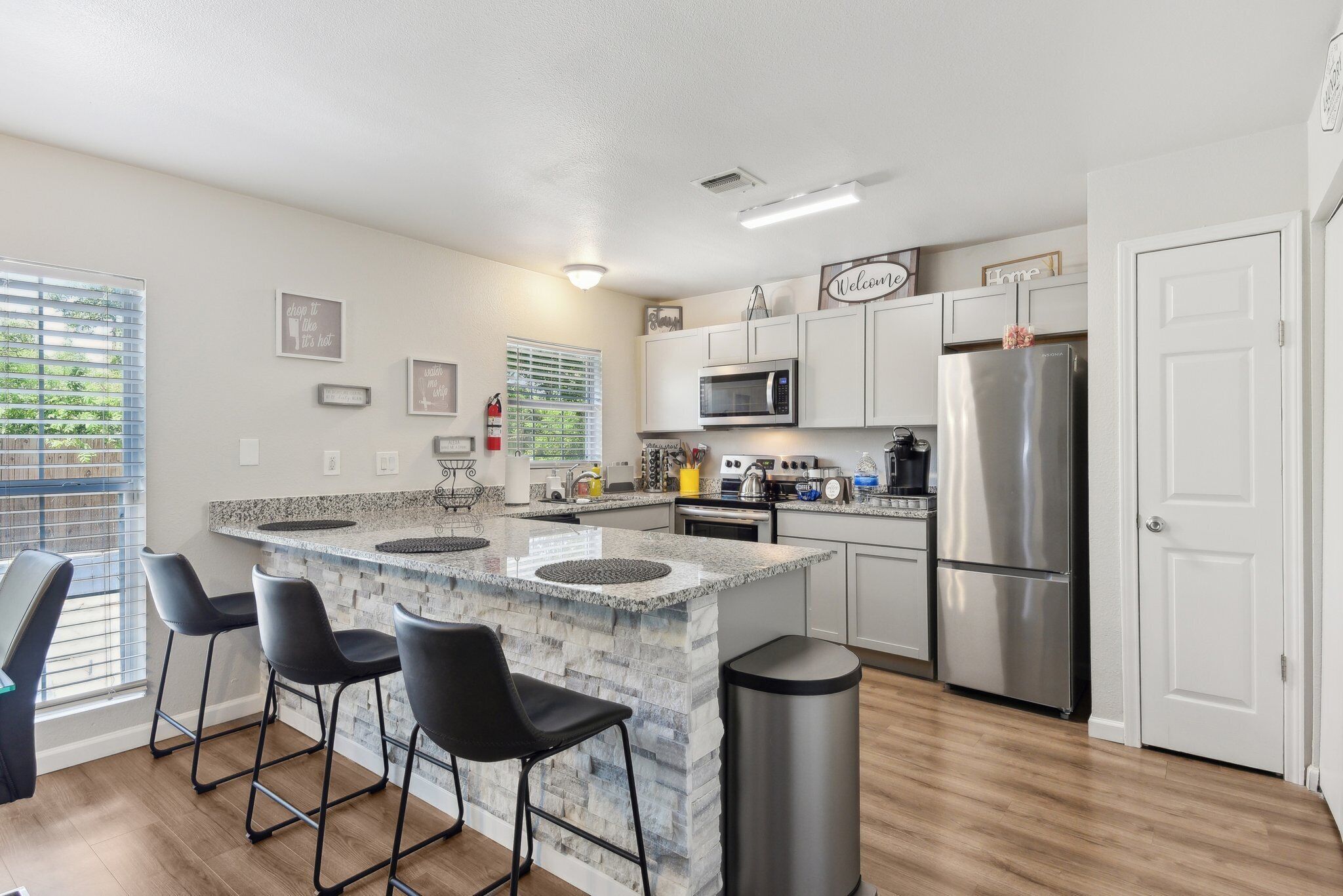 Réfrigérateur, micro-ondes, four, plaque de cuisson