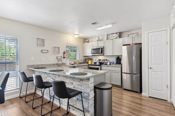 Fridge, microwave, oven, stovetop - Cozy Rental Near Medical Center, UTSA, Six Flags, Lackland AFB, La Cantera, Rim (San Antonio)