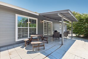 Outdoor dining - Cozy Rental Near Medical Center, UTSA, Six Flags, Lackland AFB, La Cantera, Rim (San Antonio)