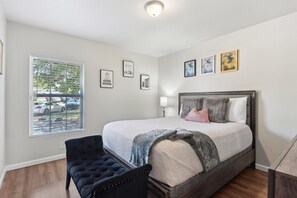 3 bedrooms, desk, iron/ironing board, free WiFi - Cozy Rental Near Medical Center, UTSA, Six Flags, Lackland AFB, La Cantera, Rim (San Antonio)