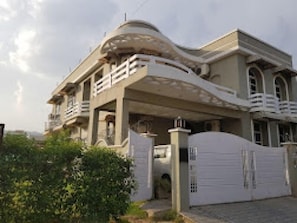Fachada de la propiedad