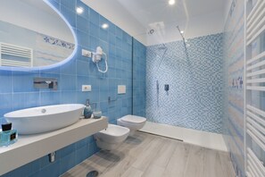 Hårføner, bidé, håndklær og såpe