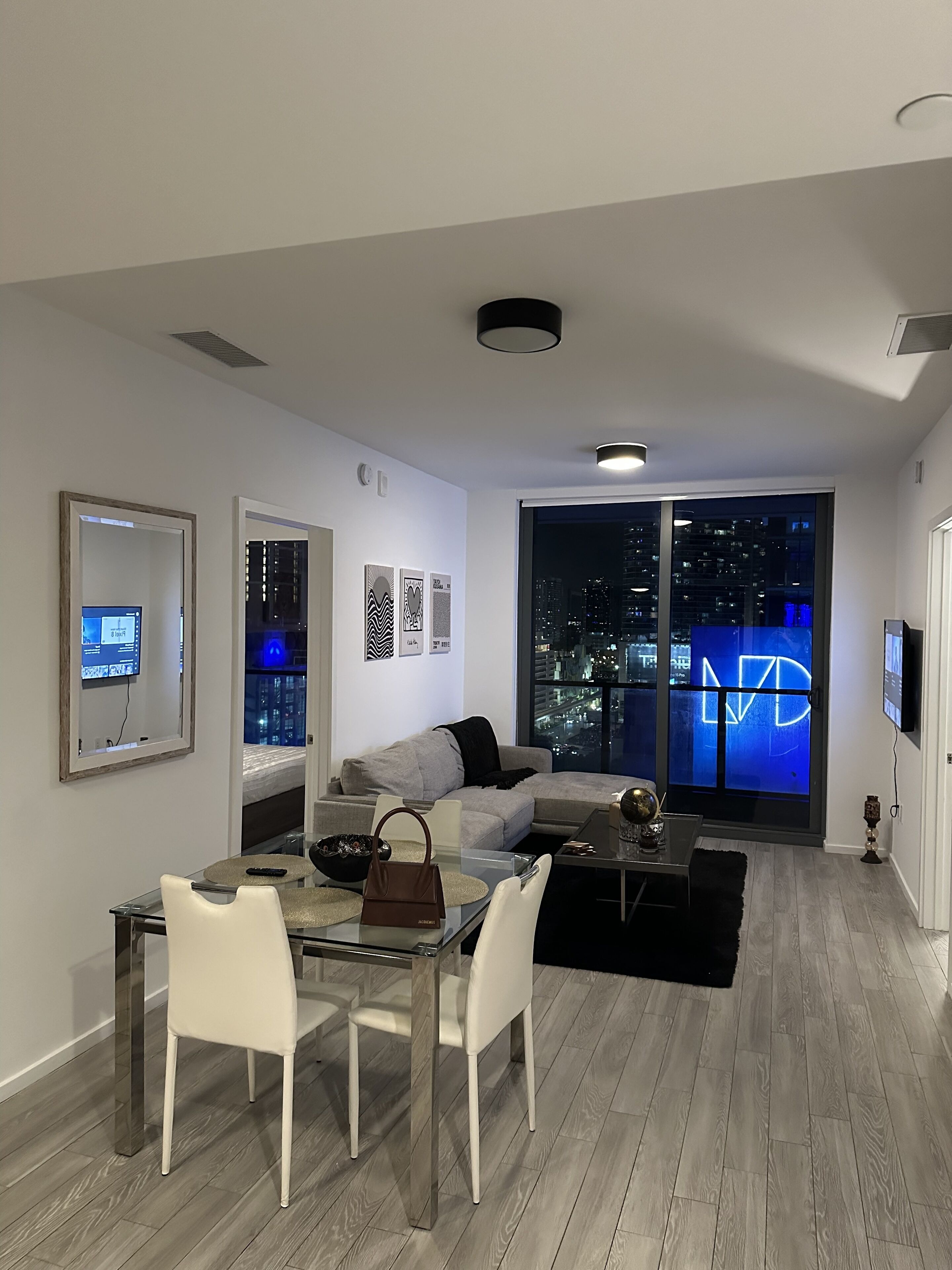 Top Notch 2 Bed 2 bath In the heart Of Downtown
