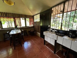 Dining - Cabaña Rodeada de Naturaleza en Tambor de Alajuela (Tambor)