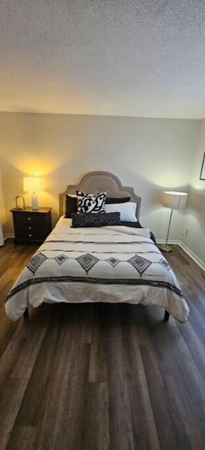 2 dormitorios, caja fuerte, escritorio y tabla de planchar con plancha