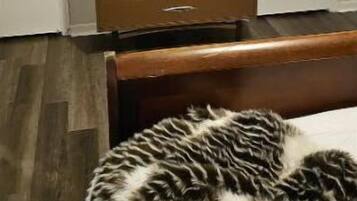 2 間睡房、房內夾萬、書桌、熨斗/熨衫板