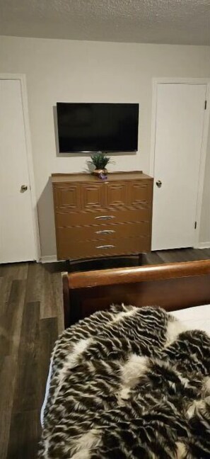 2 Schlafzimmer, Zimmersafe, Schreibtisch, Bügeleisen/Bügelbrett