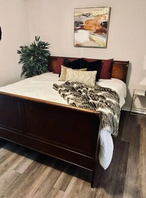 2 slaapkamers, een kluis op de kamer, een bureau