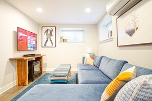 Smart TV, video games, books, computer monitors - Renovated Victorian : King Beds, AC, 95 Walk Score in Best Area. (Portland)