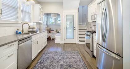 Renovated Victorian : King Beds, AC, 95 Walk Score in Best Area.