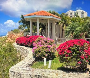 Property grounds - Spacious Family-Friendly Retreat with Private Beach & Stunning Ocean Views. (Sint Maarten)