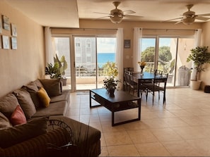 Smart TV - Spacious Family-Friendly Retreat with Private Beach & Stunning Ocean Views. (Sint Maarten)