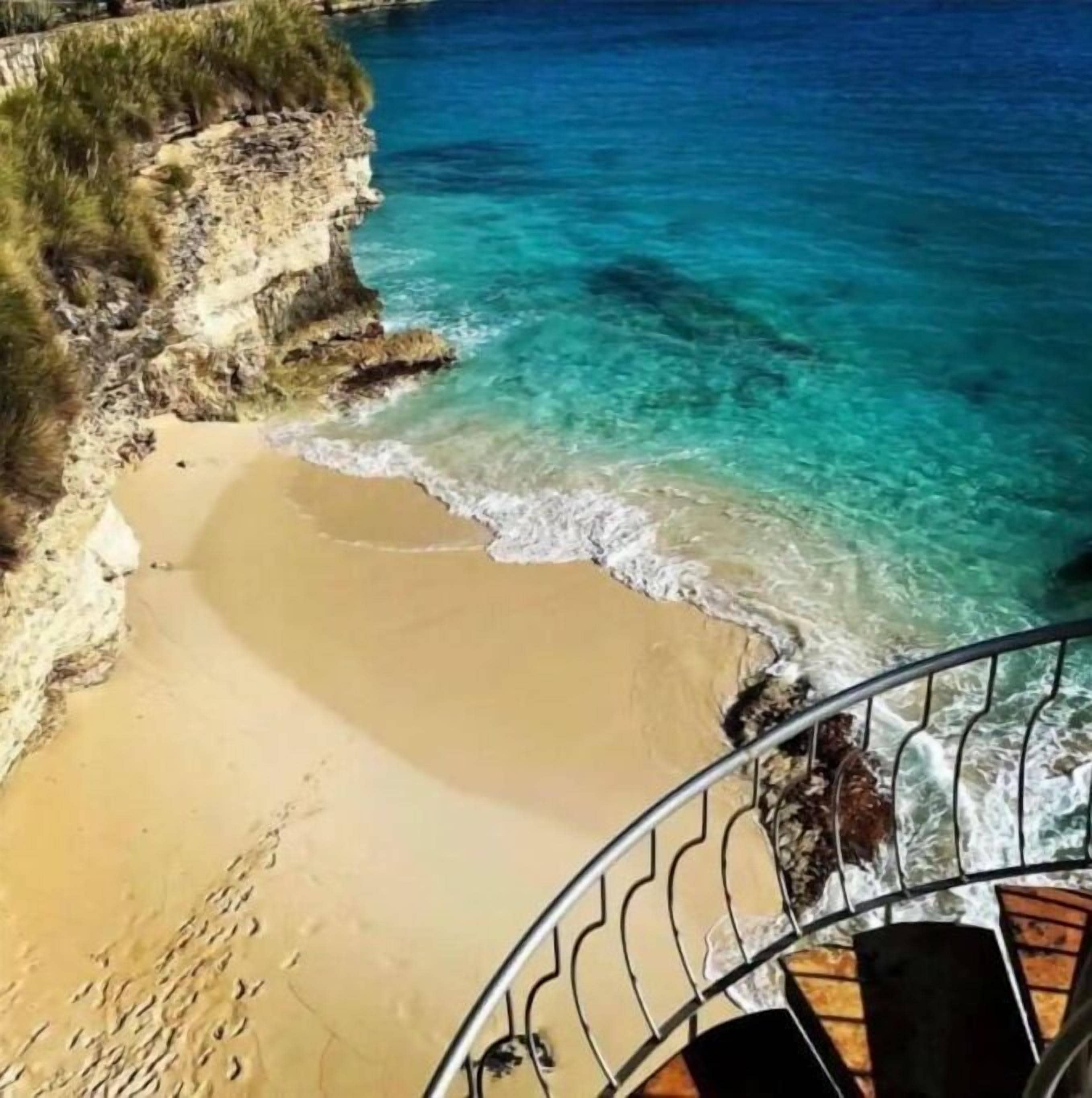 Beach nearby, sun loungers, beach towels