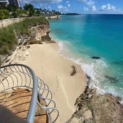 Spacious Family-Friendly Retreat with Private Beach & Stunning Ocean Views.