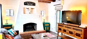 Smart TV, fireplace, books - Santa Fe Villa near Plaza.  Walk to the Plaza or drive 30 minutes to ski hill.  (Santa Fe)