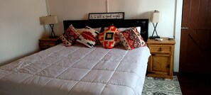 2 bedrooms, desk, iron/ironing board, free WiFi - Santa Fe Villa near Plaza.  Walk to the Plaza or drive 30 minutes to ski hill.  (Santa Fe)