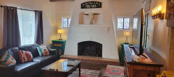 Smart-TV, Kamin, Bücher