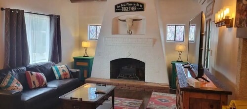 Santa Fe Villa near Plaza.  Walk to the Plaza or drive 30 minutes to ski hill. 