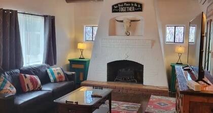 Santa Fe Villa near Plaza. Walk to the Plaza or drive 30 minutes to ski hill.
