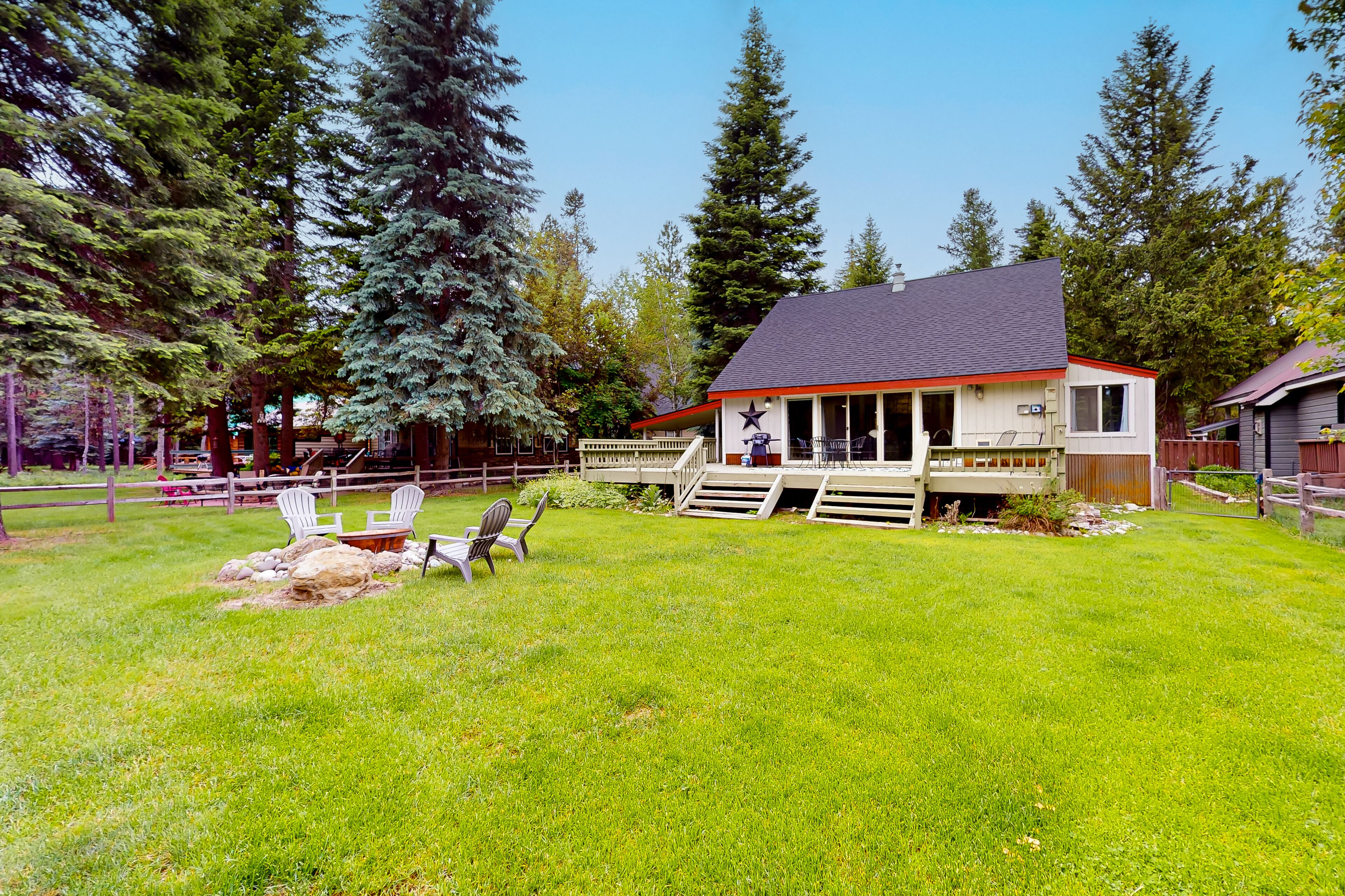Dog-friendly house on golf course with fireplace, large yard, deck, & firepit