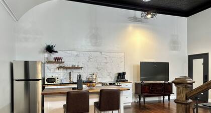 Vaudeville Suite, Romantic King Stay Just 4 Min from Hermann Wineries