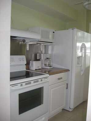 Fridge, microwave, oven, stovetop - LOVELY APARTMENT 1 MILE TO BEACH - DEERFIELD BEACH - FREE PARKING (Deerfield Beach)