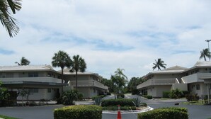 A residential area with two-story houses, a central roundabout, and palm trees. - LOVELY APARTMENT 1 MILE TO BEACH - DEERFIELD BEACH - FREE PARKING (Deerfield Beach)