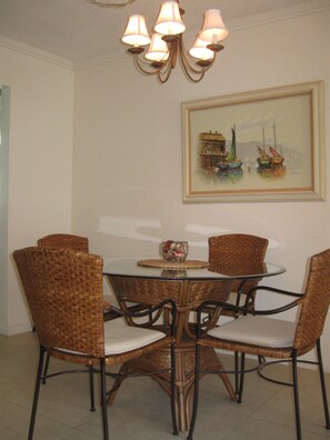 Dining - LOVELY APARTMENT 1 MILE TO BEACH - DEERFIELD BEACH - FREE PARKING (Deerfield Beach)