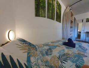 Bügeleisen/Bügelbrett, Reisekinderbett, kostenloses WLAN, Bettwäsche
