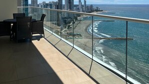 A balcony with a view of the ocean and city skyline. - Condominio H2 (Cartagena)