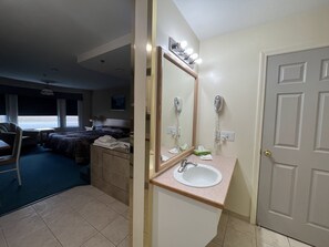 Studiosvit Deluxe - 1 kingsize-säng - bubbelbad | Badrum | Badkar/dusch, hårtork, handdukar och tvål